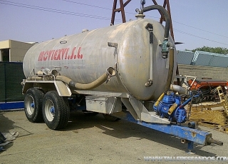 Cisterna de agua con depresor, marca Agudo, de 14.000 litros, con eje autodireccional.