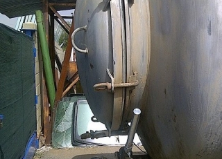 Cisterna de agua con depresor, marca Agudo, de 14.000 litros, con eje autodireccional.