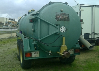 Cisterna de agua con depresor, marca Camara, del año 2006, de 10.000 litros y bomba de presión para lavar.