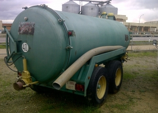 Cisterna de agua con depresor, marca Camara, del año 2006, de 10.000 litros y bomba de presión para lavar.