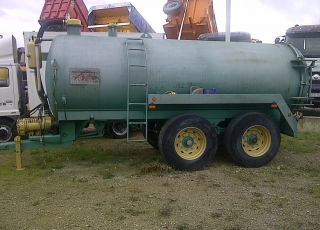Cisterna de agua con depresor, marca Camara, del año 2006, de 10.000 litros y bomba de presión para lavar.