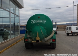 Cisterna marca Camara, de dos ejes, 12.000 litros de capacidad, con depresor.