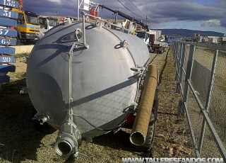 Cisterna de agua con depresor, marca Carruxo, del año 1995, de 10.000 litros, de dos ejes.