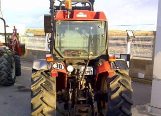 Tractor Case 2140 frutero doble tracción, con cabina. Lleva montadada una pala leon de 4 pistones doble efecto con suspension y enganche rapido tanto de cazo y de pala, seminueva. Tractor muy bueno.