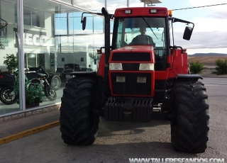 Tractor de ocasión marca CASE 7210, doble tracción.