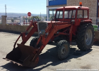 Tractor de ocasión marca Ebro 160E con pala.