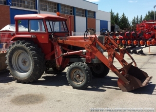 Tractor de ocasión marca Ebro 160E con pala.