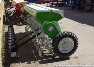 Seed drill brand Horizonte of 3 m and 22 arms.