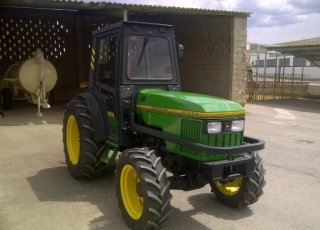 Tractor de ocasión marca John Deere, modelo 5500N, 80cv, doble tracción,  con arco de seguridad.