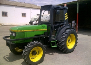 Tractor de ocasión marca John Deere, modelo 5500N, 80cv, doble tracción,  con arco de seguridad.