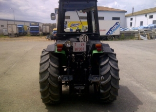 Tractor de ocasión marca John Deere, modelo 5500N, 80cv, doble tracción,  con arco de seguridad.