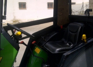 Tractor de ocasión marca John Deere, modelo 5500N, 80cv, doble tracción,  con arco de seguridad.