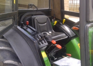 Tractor de ocasión marca John Deere, modelo 5500N, 80cv, doble tracción,  con arco de seguridad.