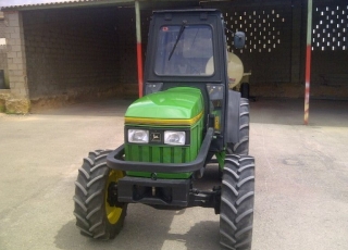 Tractor de ocasión marca John Deere, modelo 5500N, 80cv, doble tracción,  con arco de seguridad.