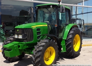 Tractor de ocasión John Deere 6230, doble tracción, de 100cv, del año 2008 con solo  5.521 horas