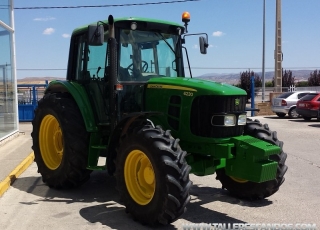 Tractor de ocasión John Deere 6230, doble tracción, de 100cv, del año 2008 con solo  5.521 horas