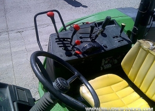 Tractor usado marca Jhon deere 6300, 9.127 horas, doble tracción, con pala y sin cabina.