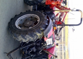 Tractor massey Ferguson 164 Doble tracción con 2500h. Tiene una pala marca Roda de 4 pistones doble efecto con recogedor de paquetes incorporado. Buen estado