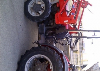 Tractor massey Ferguson 164 Doble tracción con 2500h. Tiene una pala marca Roda de 4 pistones doble efecto con recogedor de paquetes incorporado. Buen estado