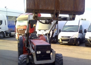 Tractor New Holland 8286 DT. Con 8000h y con pala Leon de 3 pistones.