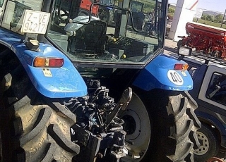 Tractor New Holland 8340, 4x4, powersip gearbox, 127hp, 10.300 hours, loader brand El León of double effect.