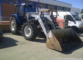 Tractor New Holland 8340, 4x4, powersip gearbox, 127hp, 10.300 hours, loader brand El León of double effect.