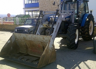 Tractor New Holland 8340, 4x4, powersip gearbox, 127hp, 10.300 hours, loader brand El León of double effect.