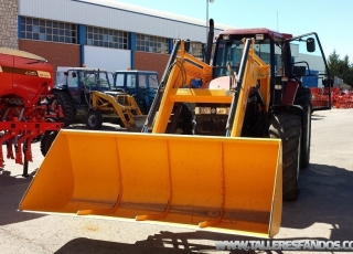 Tractor New Holland, modelo M135 de doble tracción, 135cv, 10.300 horas, cambio manual, con pala Tenias casi nueva.