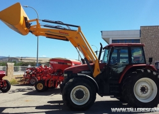 Tractor New Holland, modelo M135 de doble tracción, 135cv, 10.300 horas, cambio manual, con pala Tenias casi nueva.