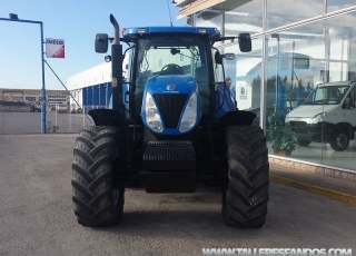 Tractor New Holland T-7030, doble tracción de 175cv, con solo 5.050 horas, tiene aire acondicionado.