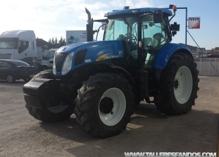 Tractor New Holland T-7030, doble tracción de 175cv, con solo 5.050 horas, tiene aire acondicionado.