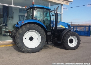 Tractor New Holland T-7030, doble tracción de 175cv, con solo 5.050 horas, tiene aire acondicionado.