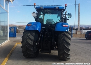 Tractor New Holland T-7030, doble tracción de 175cv, con solo 5.050 horas, tiene aire acondicionado.