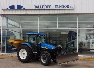 Tractor New Holland TD95D, doble tracción, 373 horas, con pala bulldozer quitanieves, abonadora salero, en muy buen estado.