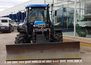 Tractor New Holland TD95D, doble tracción, 373 horas, con pala bulldozer quitanieves, abonadora salero, en muy buen estado.