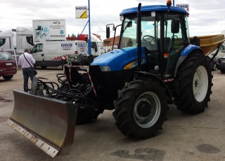 Tractor New Holland TD95D, doble tracción, 373 horas, con pala bulldozer quitanieves, abonadora salero, en muy buen estado.