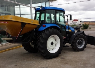 Tractor New Holland TD95D, doble tracción, 373 horas, con pala bulldozer quitanieves, abonadora salero, en muy buen estado.