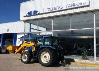 Agricultural tractor brand New Holland TL90, 90hp, 4x4, 7.056 hours, with shovel brand Tenias.