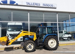 Agricultural tractor brand New Holland TL90, 90hp, 4x4, 7.056 hours, with shovel brand Tenias.