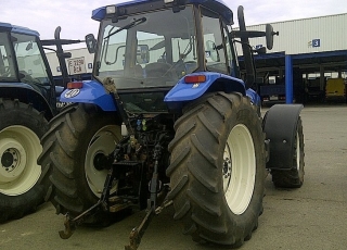 Tractor New Holland TM130 doble tracción, con 7411 horas, del año 2003.