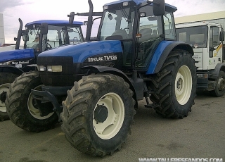 Tractor New Holland TM135 doble tracción, con 8.142 horas, del año 2000