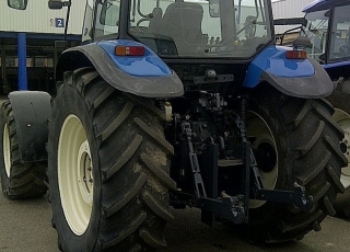 Tractor New Holland TM135 doble tracción, con 8.142 horas, del año 2000