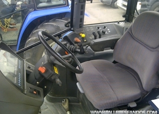 Tractor New Holland TM135 doble tracción, con 8.142 horas, del año 2000