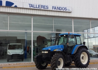 Tractor  New Holland TM 155, doble tracción, 6.200 horas, ruedas nuevas, en muy buen estado.