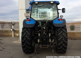 Tractor  New Holland TM 155, doble tracción, 6.200 horas, ruedas nuevas, en muy buen estado.