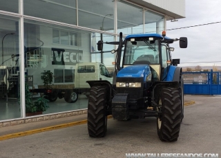 Tractor New Holland, model TM 155, 4x4, 6.200 hours, new tyres, in good conditions.