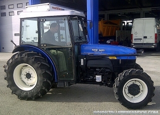 Tractor frutero New Holland, modelo TN 95FA 4WD, doble tracción, con cabina, 1350 horas del año 2006.