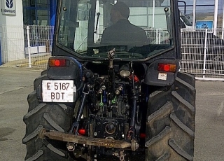 Tractor frutero New Holland, modelo TN 95FA 4WD, doble tracción, con cabina, 1350 horas del año 2006.