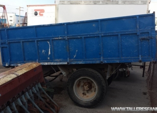 Tipper trailer of one axel, with two tyres,  dimensions 3.55x2x0.85m.