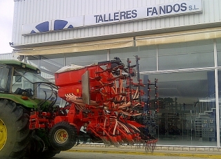 Sembradora Neumática marca Sola, modelo Neumasem 699, de 5 metros de ancho, con 40 rejas de bota, con trazadores, cultivador, tabla, cortes parciales y cortes totales.